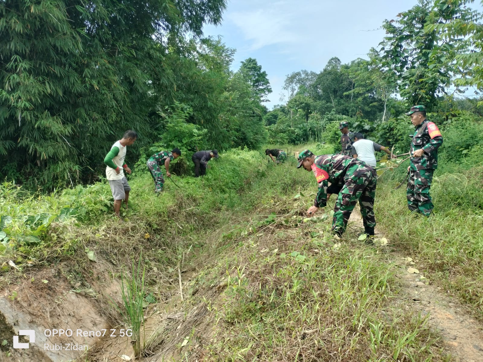 Antisipasi Banjir Dan Penyerabaran Wabah Penyakit, Koramil Batang Alai Selatan Lakukan Pembersihan Saluran Irigasi