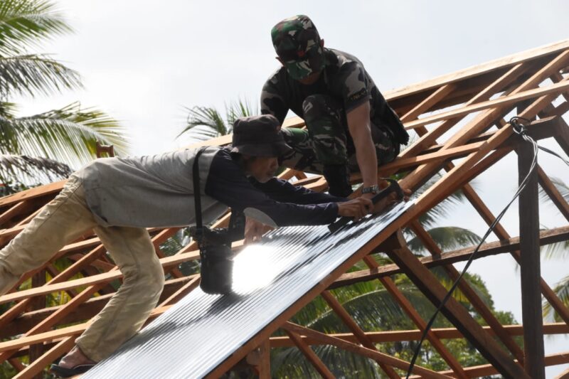 Koramil Batang Alai Selatan Bantu Rehab Atap Rumah Abdul Hamid