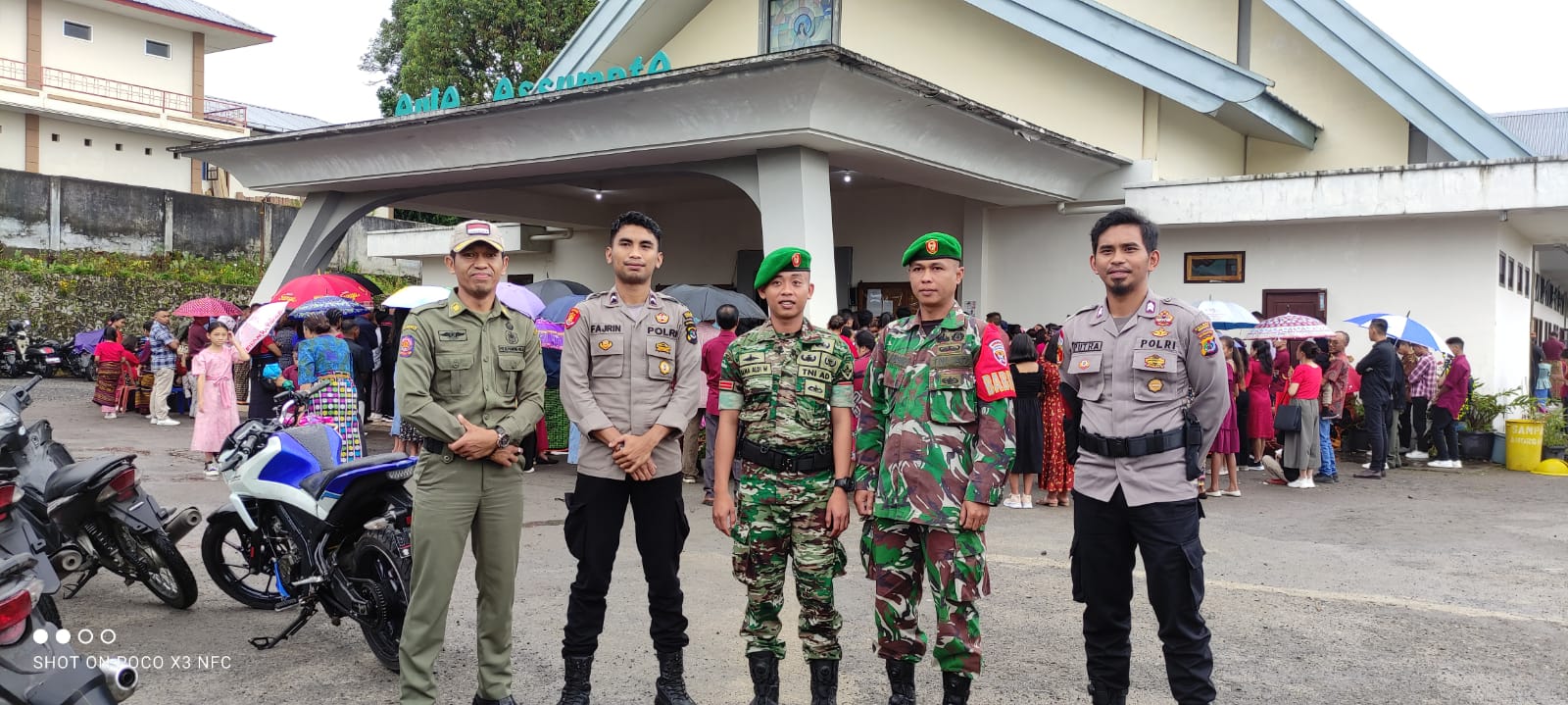 Babinsa 1612-01/Ruteng mengamankan Perayaan Misa Jum’at Agung