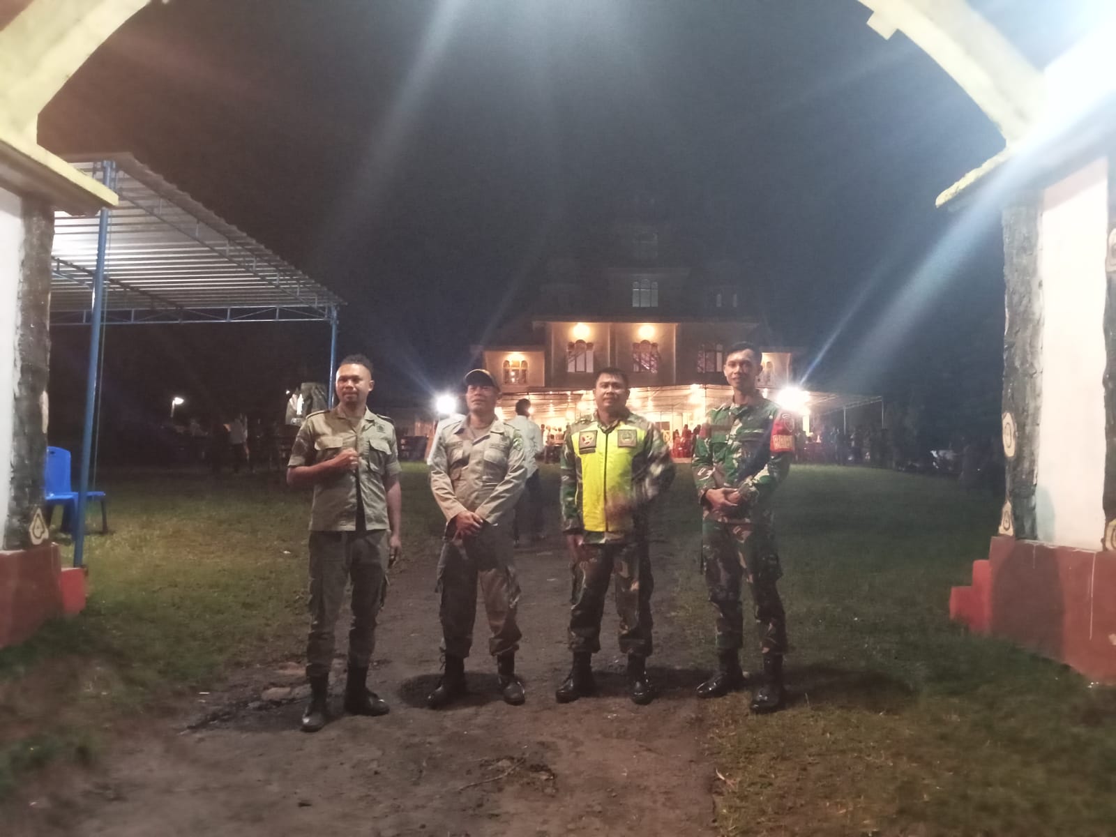 Babinsa 1612-06/Lembor Mendukung Pengamanan Hari Raya Paskah Kamis Putih di Gereja Paroki Santa Maria