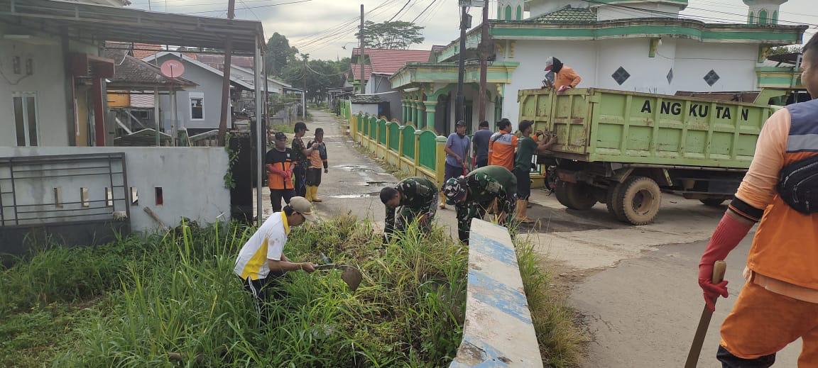Bersama Warga Personel Kodim 1009/Tanah Laut Bersihkan Aliran Sungai Desa Panyipatan