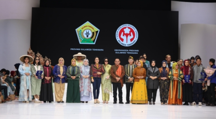 Tenun Sultra Kembali Tampilkan Model Baru di Indonesia Fashion Week; Pj Gubernur : Harmoni Dalam Keberagaman Terlukis pada Setiap Helai Tenun Sultra