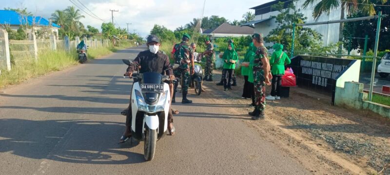 Berkah Ramadhan Personel Serta Persit Koramil 05/Kurau Kodim 1009/Tanah Laut Turun Ke Jalan Bagikan Takjil