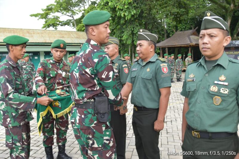 Dandim 1002/HST Ucapkan Selamat Kepada Anggota Yang Naik Pangkat