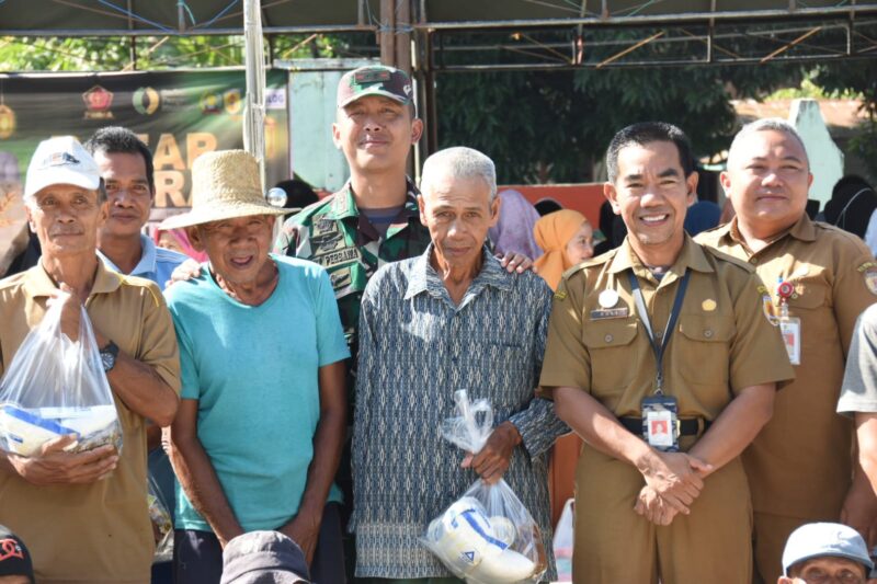 Kodim 1002/HST Buka Bazar Murah dan Bagi-bagi Sembako Kepada Penarik Becak