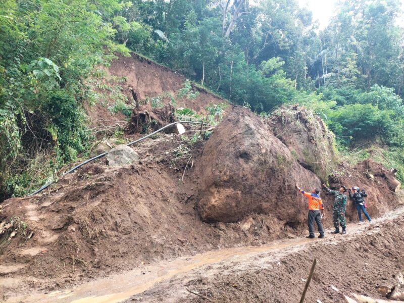 Respons Cepat Danramil 1612-08/Macang Pacar dan Pemerintah Setempat Terhadap Tanah Longsor di Dusun Wetik2, Desa Golo Riwu