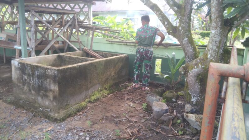 Ciptakan Suasana Bersih Dan Rapi Anggota Koramil 1208-07/Teluk Keramat Laksanakan Pembenahan Pangkalan