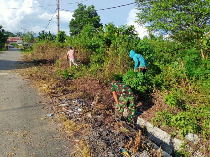 Bersama Masyarakat Personel Kodim 1009/Tanah Laut Gotong Royong Bersihkan Drainase Di Desa Durian Bungkuk