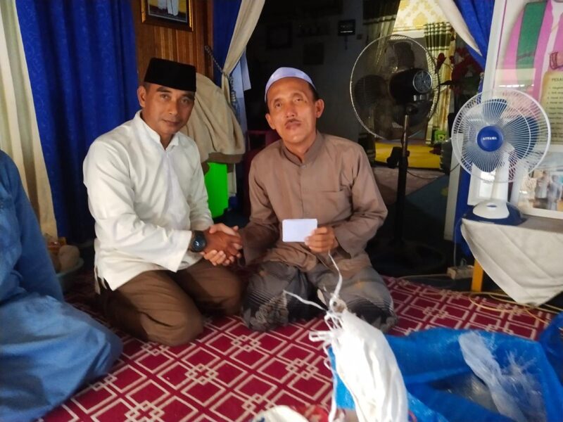 Personel Kodim 1009/Tanah Laut Salurkan Zakat Fitrah