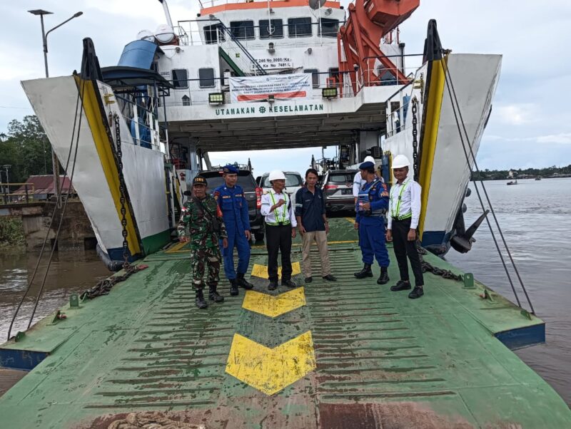 Babinsa Sebubus Pantau Penyeberangan Orang Menuju Tempat Wisata Yang Menggunakan Jasa Kapal Feri