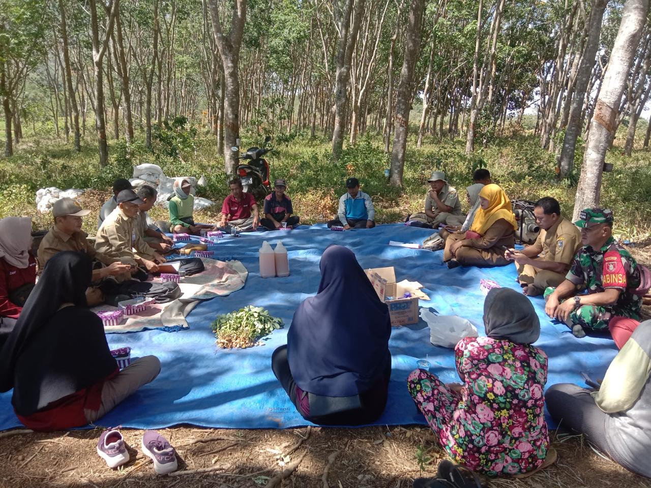 Pasca Idul Fitri Personel Kodim 1009/Tanah Laut Memanfaatkan Silaturahmi Kepada Masyarakat Di Desa Binaan