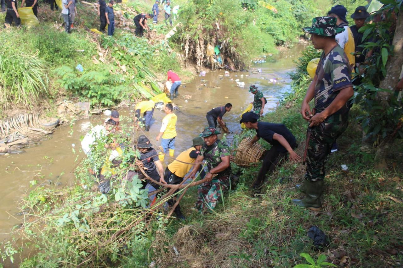 Cegah Banjir Personel Kodim 1009/Tanah Laut Ajak Warga Gotong Royong Bersihkan Sungai