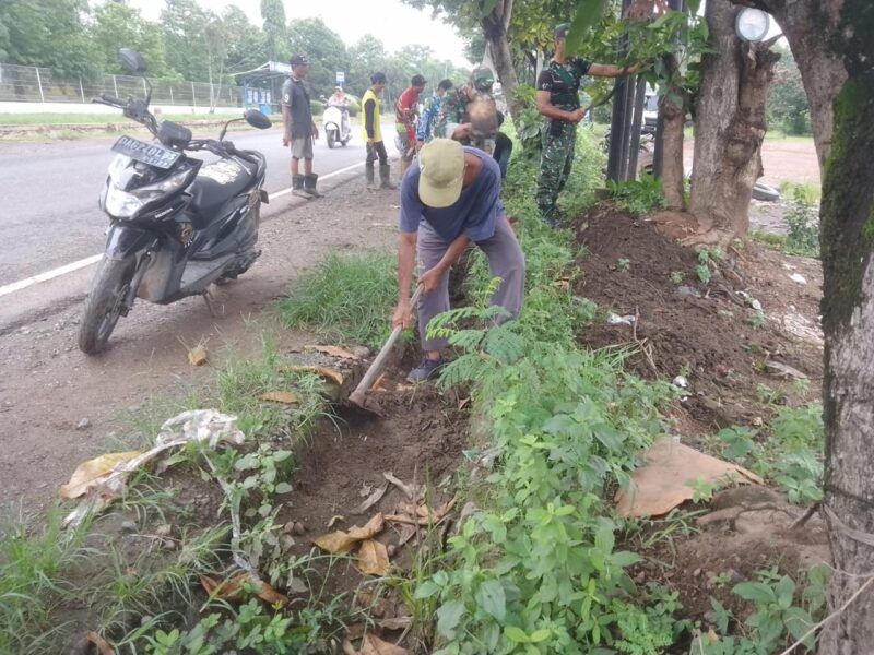 Terus Berkelanjutan Personel Kodim 1009/Tanah Laut Bersama Masyarakat Gotong Royong Di Wilayah Desa Binaan