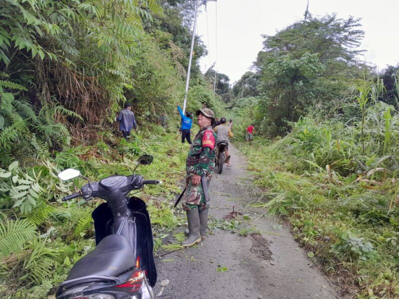 Sertu Sanu Babinsa Batu Benawa Pelopori Gotong Royong Pembersihan Jalan