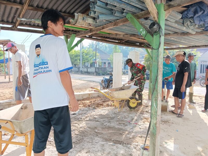 Peduli Tempat Ibadah Babinsa Sebubus Bantu Warga Bangun Garasi Masjid Nur Rahim