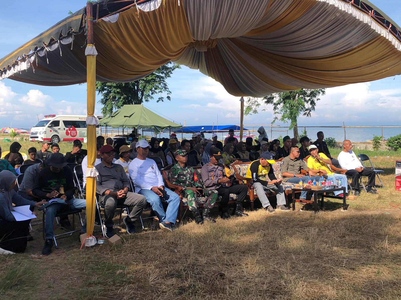 Personel Kodim 1009/Tanah Laut Hadiri Aksi Bersih-Bersih Pantai Dan Penanaman Pohon Oleh Komunitas Pecinta Alam