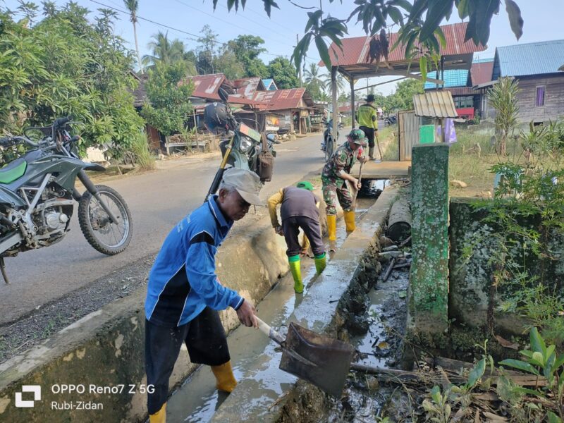 Menyatu Dengan Alam, Koramil Batang Alai Selatan Bersama Warga Bersihkan Parit