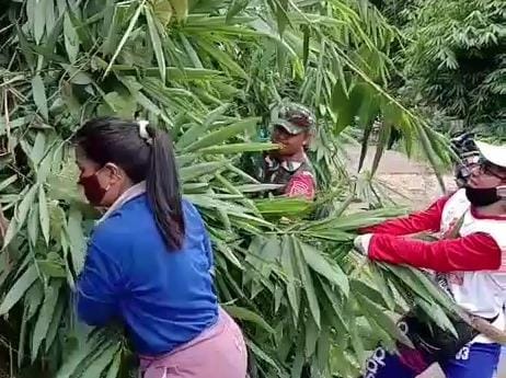 Peduli Kebersihan Lingkungan, Babinsa Laksanakan Karbak Pembersihan Jalan dan Selokan