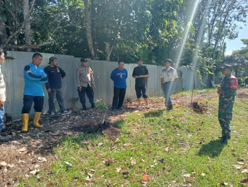 Babinsa Tanam Pohon Upaya Peningkatan Keanekaragaman Hayati di Tempat Wisata