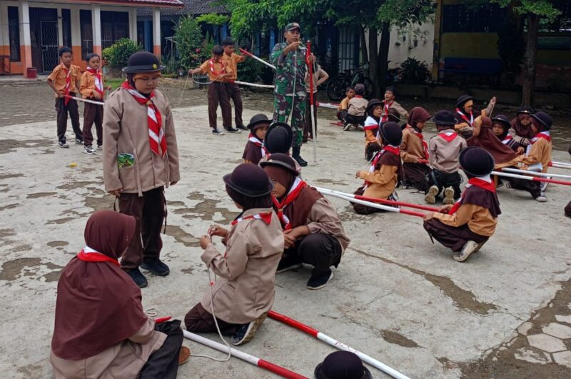 Pembentukan Karakter Sejak Dini Melalui Kegiatan Pramuka Oleh Babinsa Kasarangan