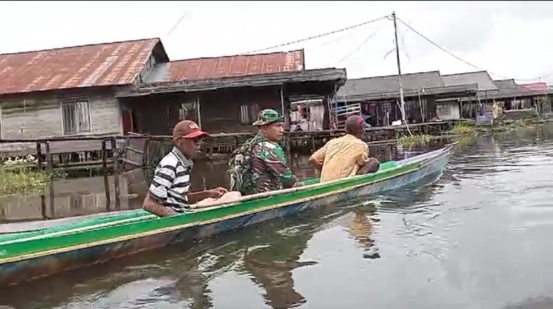 Gunakan Klotok, Babinsa Bantu Pencarian Warga Binaan Tersesat Di Perairan Rawa