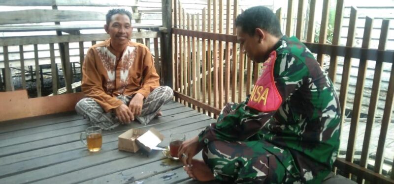 Ngopi Bareng Masyarakat Personel Kodim 1009/Tanah Laut Memanfaatkan Waktu Untuk Lebih Dekat Dengan Warga