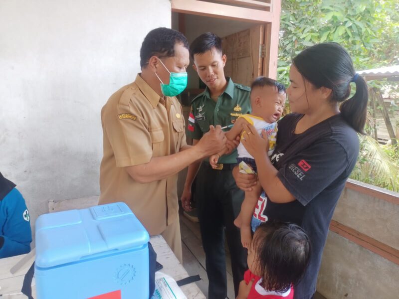 Wujudkan Balita Sehat Babinsa Samustida Dampingi Bidan Desa Gelar Posyandu