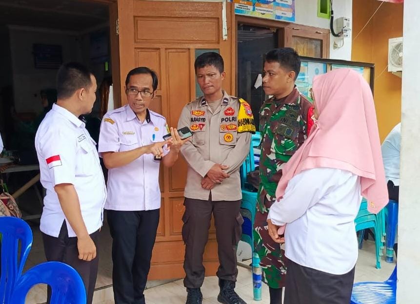 Babinsa Kodim 1008/Tabalong Bersama Kader Posyandu Periksa Kesehatan Warga