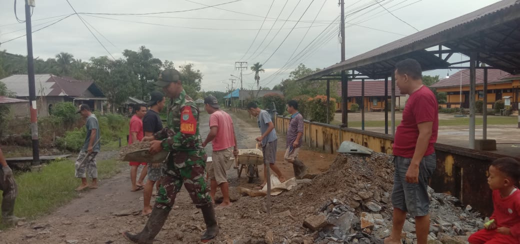 Babinsa Saing Rambi Gotong Royong Bersama Warga Timbun Jalan Berlobang