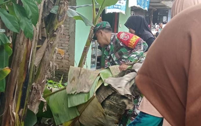 Jum'at Bersih, Babinsa dan Ibu PKK Gotong Royong Bersihkan Lingkungan