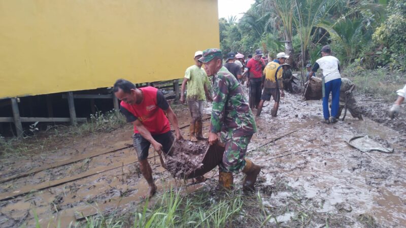 Menunggal Dengan Rakyat, Anggota Koramil 02/Sejangkung Laksanakan Karya Bakti Pelebaran Jalan