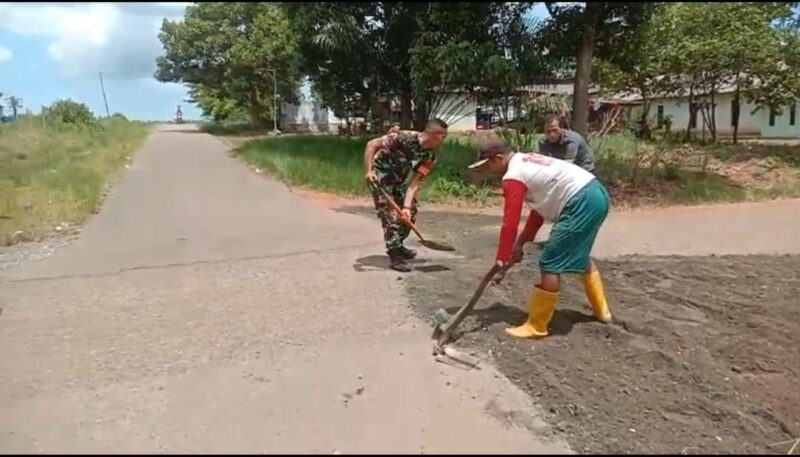 Manfaatkan Waktu Libur Personel Kodim 1009/Tanah Laut Bersama Warga Gotong Royong Perbaiki Jalan Desa