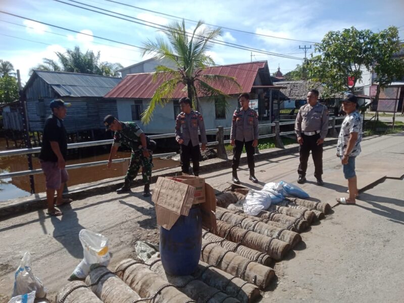 Sinergitas Anggota Koramil Dan Polsek Paloh Laksanakan Pemantauan Jembatan Yang Rusak