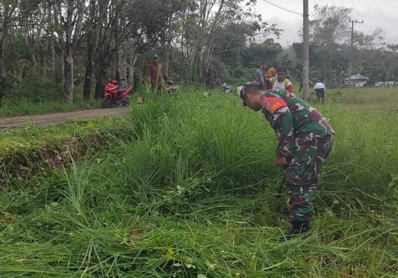 Manunggal Dengan Rakyat, Babinsa Bersama Warga Laksanakan Pembersihan Lingkungan