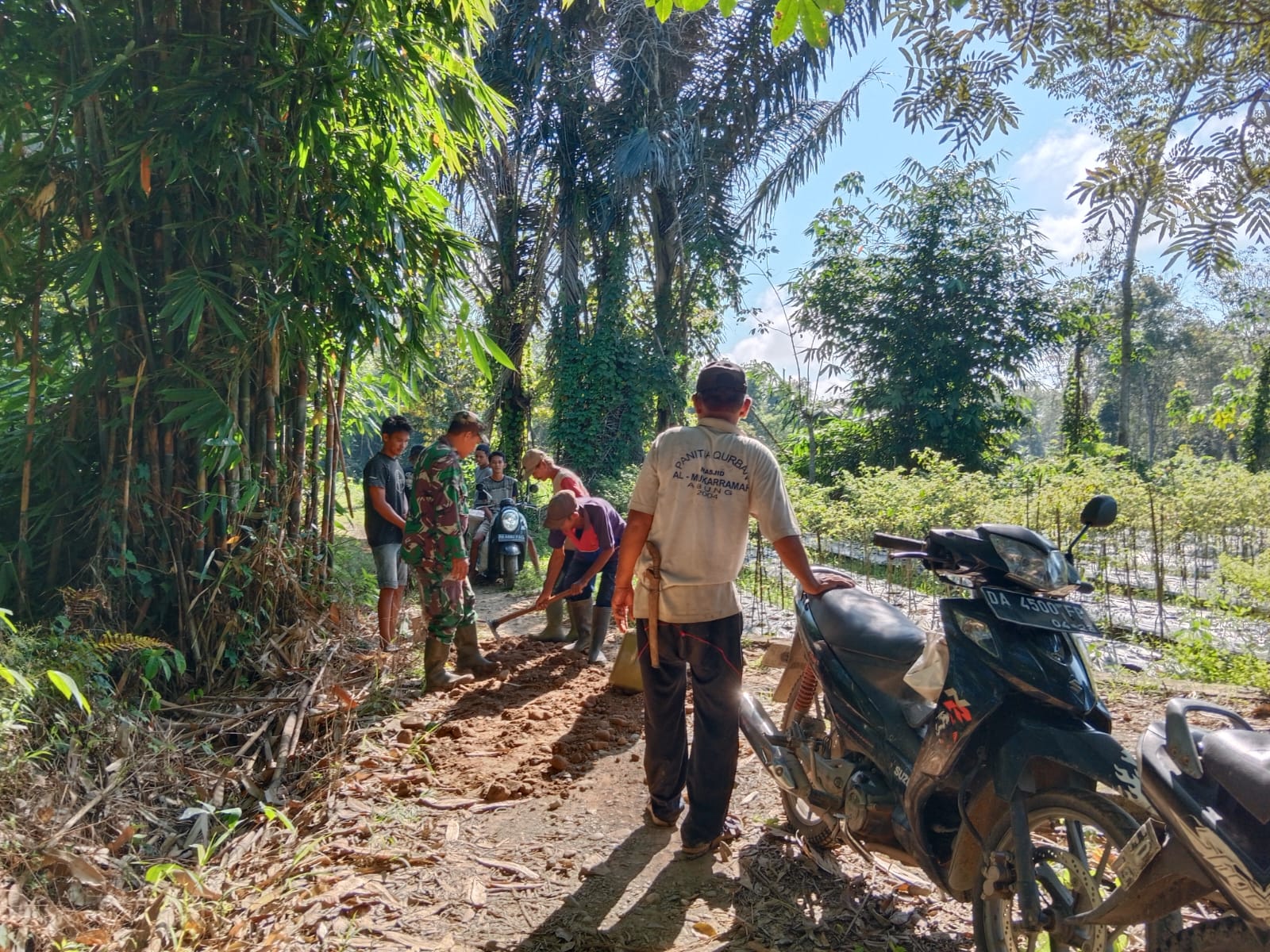 Partisipasi Koramil 02/Batang Alai Utara Turunkan Babinsa Dalam Program Padat Karya Tunai Desa Abung