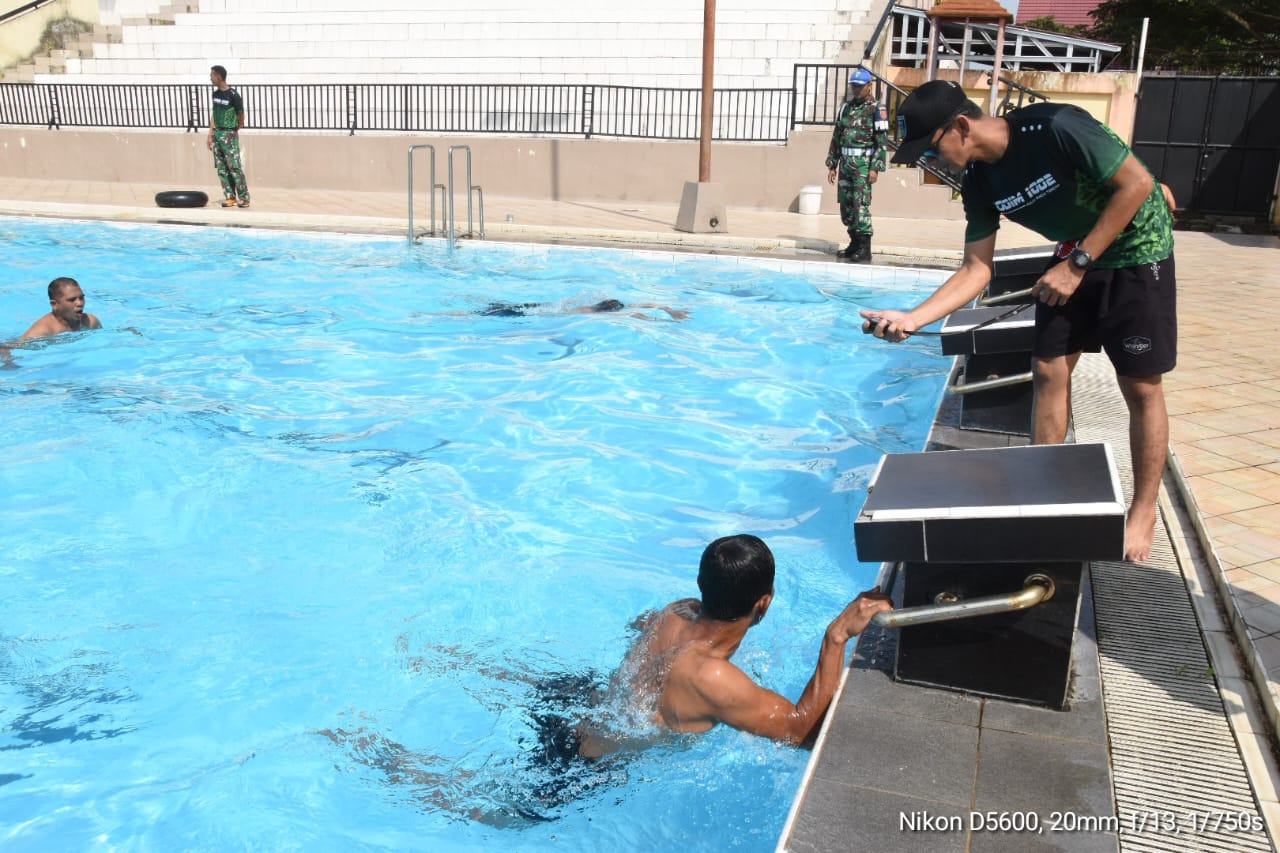 Mau Lulus Test Renang Dasar, Segini Waktu Yang Harus Ditempuh Personel Kodim 1002/HST Yang Mau UKP