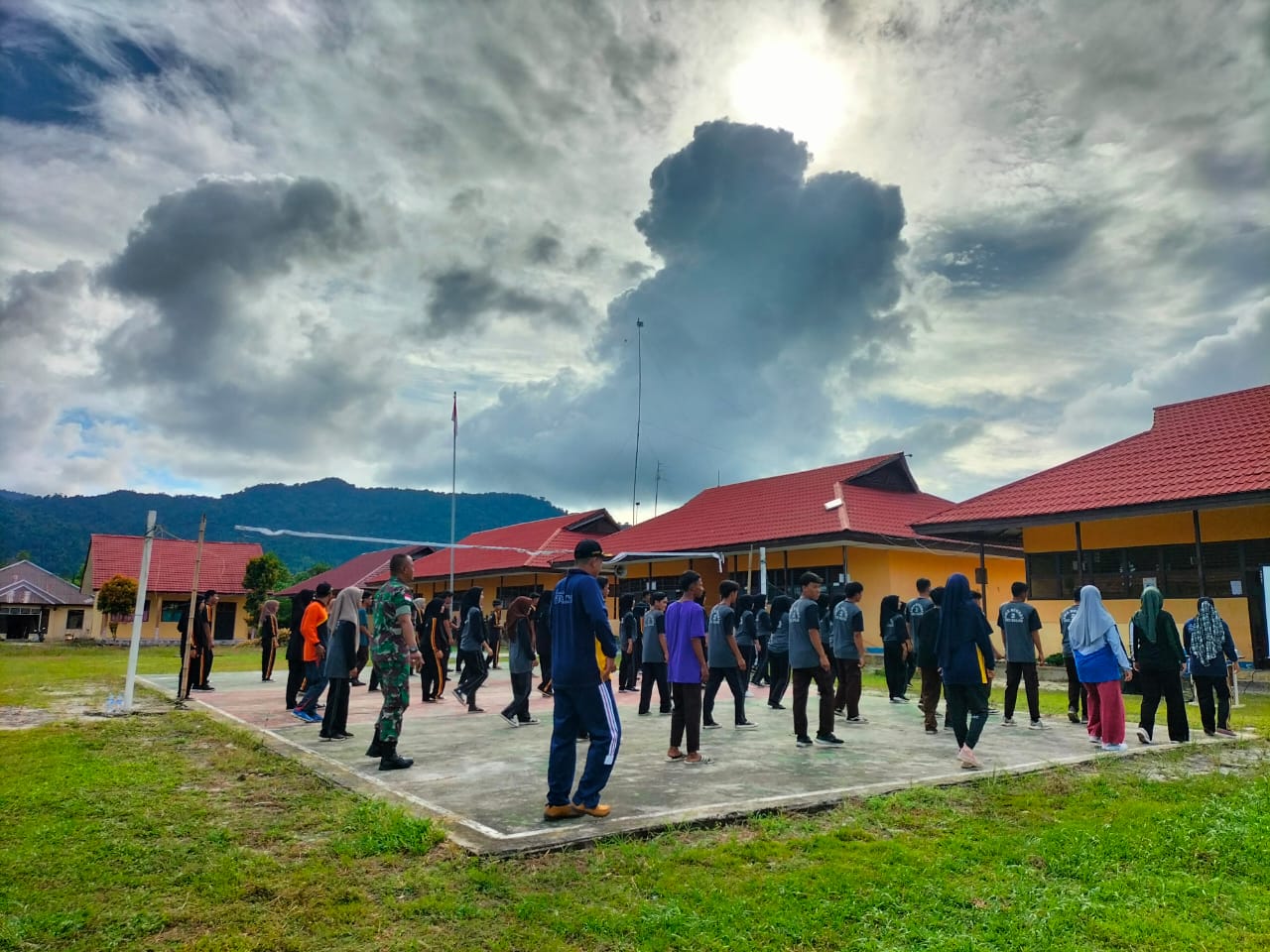 Jaga Kebugaran Babinsa Temajuk Sertu Dwi Ariyanto Ikuti Senam Bersama Guru Dan Murid SMKN Temajuk.