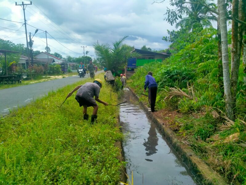 Cegah Banjir, Babinsa Galing Gotong-Royong Bersama Warga Bersihkan Parit