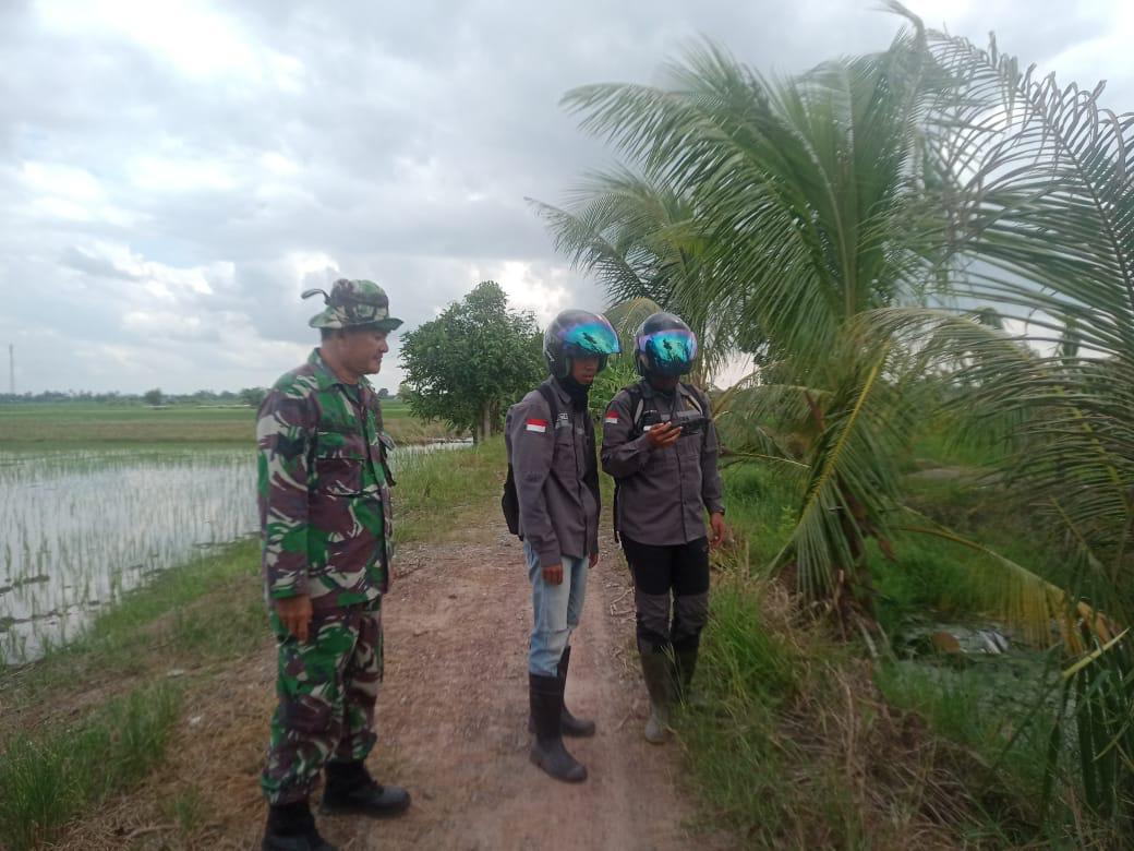 Personel Kodim 1009/Tanah Laut Dampingi Tim SID Poltek Banjarmasin Meninjau Lokasi Opla Di Desa Bawah Layung