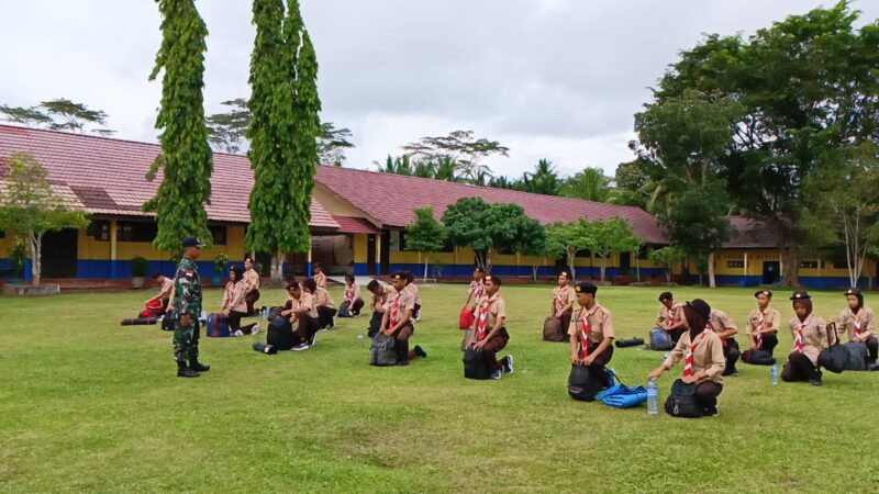 Pembentukan Disiplin Generasi Penerus, Danramil 08/Paloh Berikan Pembekalan Kepada Pramuka Saka Wira Kartika SMKN Tanah Hitam