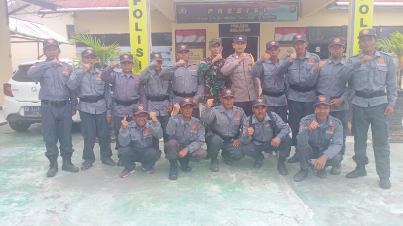 Tingkatkan Kapasitas Linmas, Sinergitas TNI Polri, Laksanakan Pelatihan PBB Satlinmas Desa Sungai Nyirih.