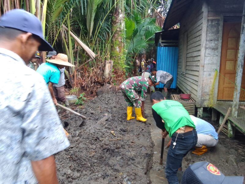 Cegah Genangan Air Saat Hujan, Koramil Batang Alai Selatan Dan Warga Gotong Royong Normalisasi Parit di Desa Paya