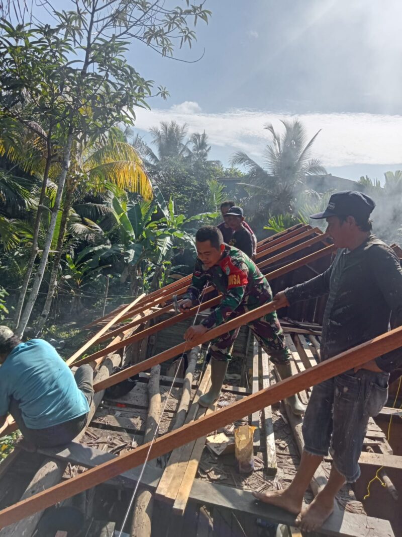 Membantu Kesulitan Rakyat Babinsa Makrampai Kopda Jainudin melaksanakan Gotong Royong Bedah Rumah Bapak Syamsuri