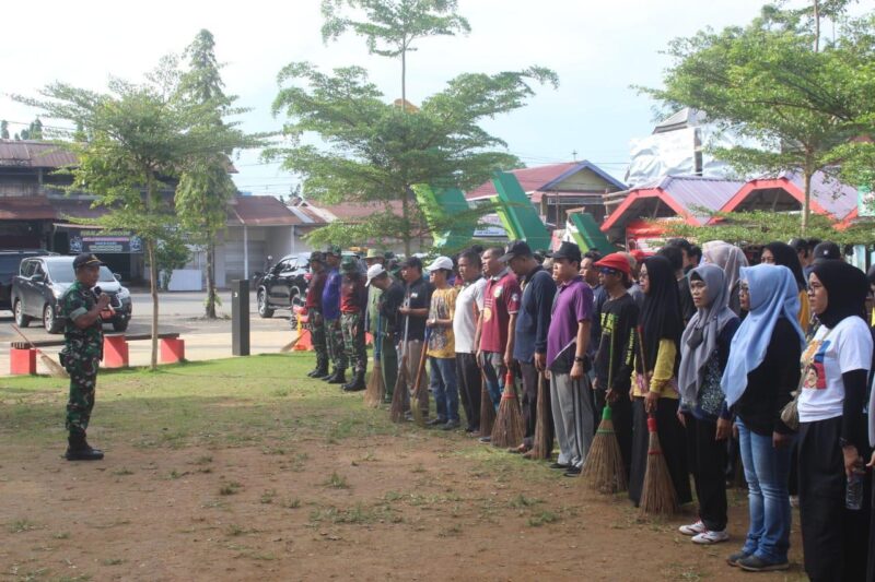 Personel Kodim 1009/Tanah Laut Mengikuti Aksi Bersih Lingkungan Dalam Rangka Hari Lingkungan Hidup Sedunia