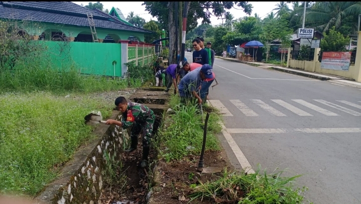 Jum'at Bersih, TNI-Polri dan Masyarakat Gotong royong Bersihkan Parit dan Jalan di Desa Pagat