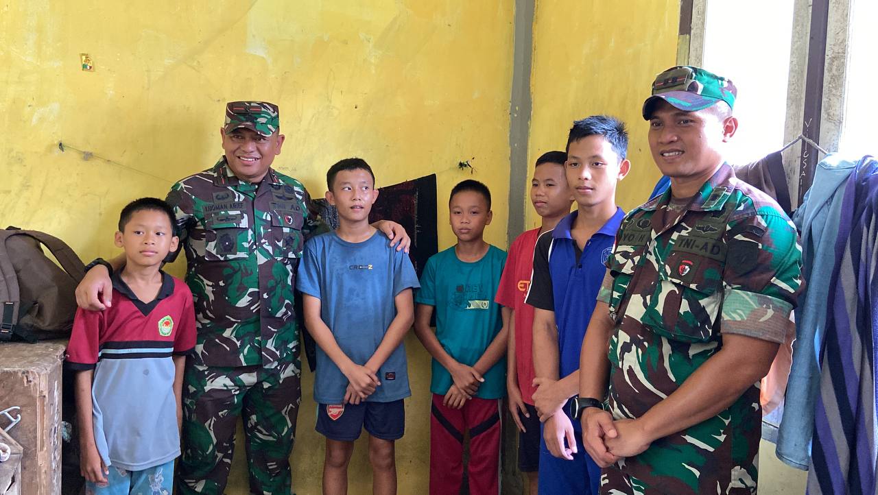 Dandim 1208/Sambas Dampingi Danrem 121/ABW Tinjau Pembangunan MCK Dan Kamar Mandi Asrama Rumah Singgah di Perbatasan
