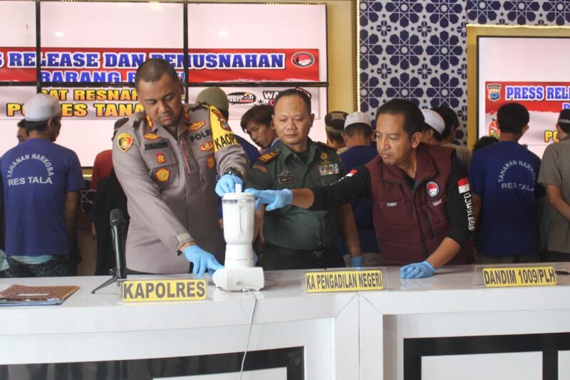 Personel Kodim 1009/Tanah Laut Hadiri Press Release Pemusnahan Barang Bukti Narkotika Polres Tanah Laut