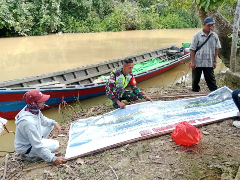 Babinsa Pangkalan Kongsi Bersama Dinas Terkait Pasang Spanduk Larangan Tangkap Ikan Gunakan Bahan Kimia Dan Peledak