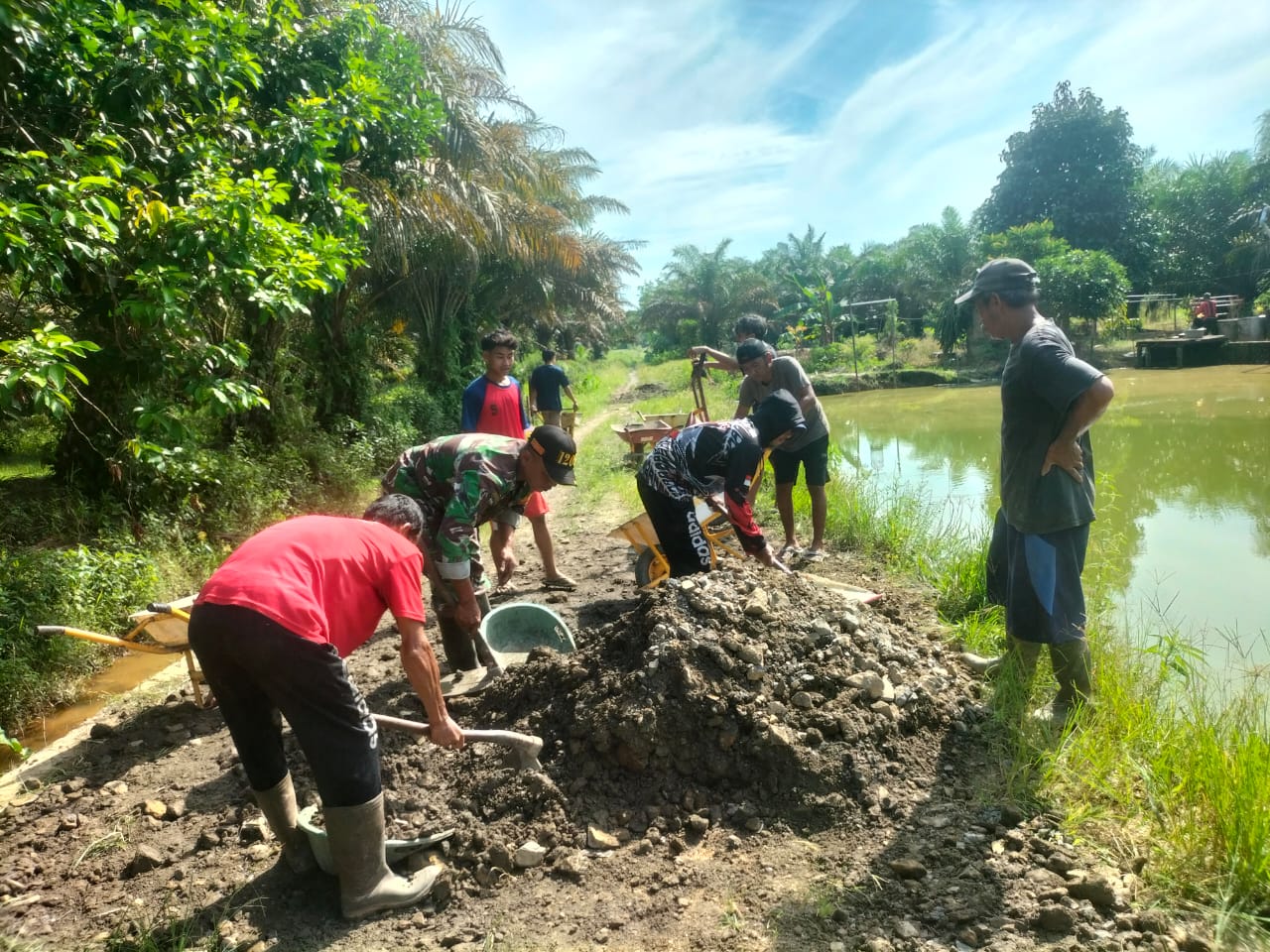 Babinsa Sempurna Bantu Warga Timbun Jalan Menuju Pemakaman Umum