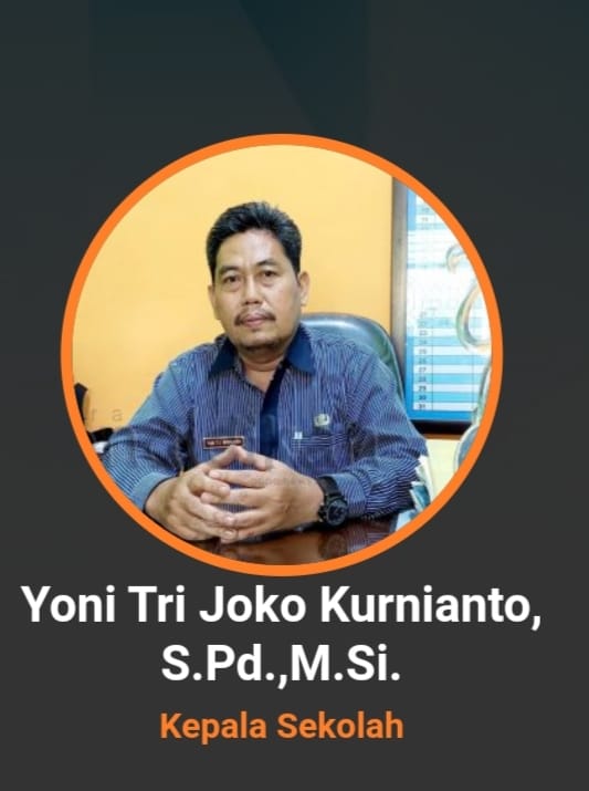 Ucapkan HUT RI Ke-79, Kepala Sekolah SMPN 1 Mojoagung Turut Meriahkan Ulang Tahun Kemerdekaan Tahun Ini